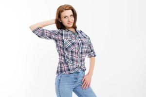 Portrait d'une jeune femme décontractée heureuse isolée sur fond blanc photo