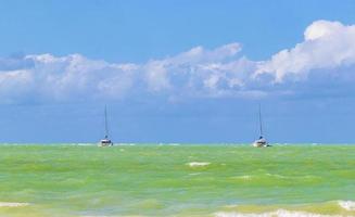 belle plage de l'île de holbox vagues d'eau turquoise et bateaux mexique.
