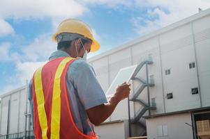 responsable de la sécurité à l'aide de l'usine de système de sécurité d'inspection de tablette photo