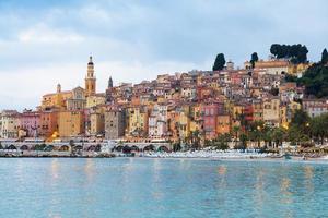 menton sur la côte d'azur, nommée la côte d'azur, située dans le sud de la france au lever du soleil photo