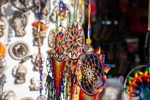 Objets décoratifs suspendus à vendre dans une boutique de souvenirs photo