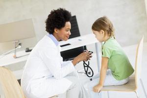 jolie petite fille à l'examen du pédiatre photo