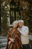 couples aînés, embrasser, dans, parc automne photo