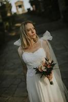 jolie mariée avec bouquet de fleurs photo