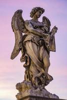 Ange avec la statue de fouets à ponte sant'angelo à rome, italie