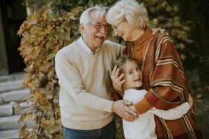 grands-parents profitant du bon temps avec leur petite-fille photo