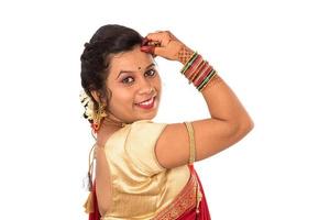 Gros plan de la belle jeune fille traditionnelle indienne en sari sur fond blanc photo