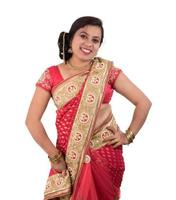 belle jeune fille posant en sari traditionnel indien sur fond blanc. photo