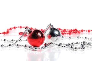 boules de noël avec des ornements sur fond blanc. photo