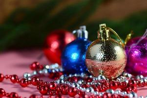 décoration de noël boule de noël et ornements avec la branche d'arbre de noël photo