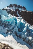 beaux paysages sur les montagnes et le paysage du glacier svartisen en norvège nature scandinave repères concept écologique. neige bleue et glace photo