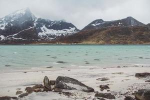 montagne de norvège sur les îles lofoten. paysage scandinave naturel. place pour le texte ou la publicité photo