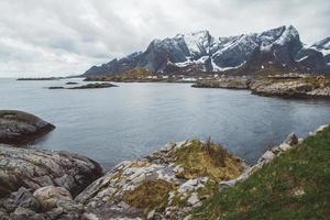 Norvège maisons et montagnes rorbu rochers sur paysage de fjord vue voyage scandinave îles lofoten. paysage scandinave naturel. photo