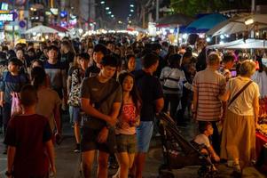 chiang mai walking street chiang mai thaïlande 12 janvier 2020un marché d'artisanat local fabriqué à partir de soie céramiquemétalverrebois ou art et nourriture les touristes thaïlandais et les étrangers aiment marcher et faire du shopping photo