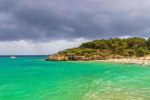 plage turquoise baie cala samarador amarador majorque îles baléares espagne. photo