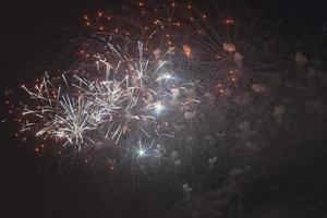 feux d'artifice dans le ciel nocturne en vacances. photo