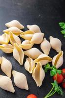 conchiglioni pâtes crues coquillages royaux fond alimentaire photo