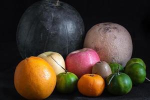 fruits sur fond noir photo