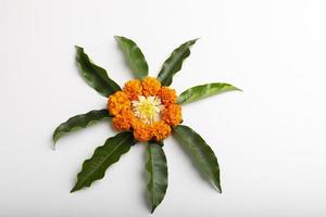 conception de rangoli de fleurs de souci avec feuille verte pour le festival traditionnel. photo