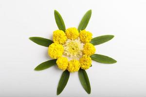 conception de rangoli de fleurs de souci avec feuille verte pour le festival traditionnel. photo