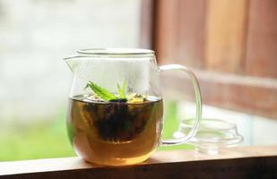 thé de fleurs dans un bocal en verre avec des feuilles de cannabis pour une boisson aromatique saine