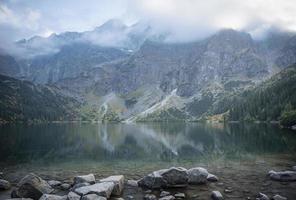 morskie oko lake eye of the sea dans les tatras en pologne. photo