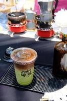 café glacé thé vert americano dans une tasse en plastique photo