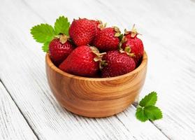 Fraises mûres sur table en bois photo