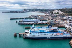 vue aérienne du port de douvres avec de nombreux ferries photo