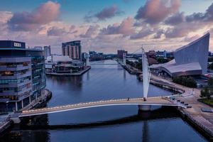 Vue aérienne de la Media City uk est sur les rives du Manchester au crépuscule photo