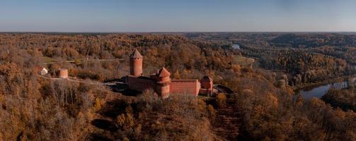 vue aérienne de la ville de sigulda en lettonie pendant l'automne doré. photo