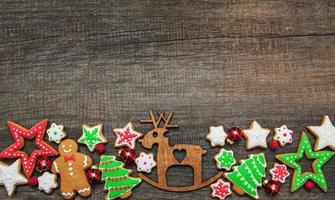 biscuits colorés au gingembre et au miel de noël photo