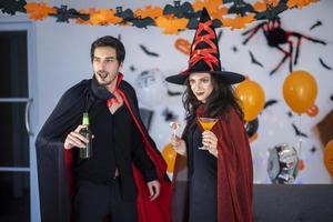 couple heureux d'amour en costumes et maquillage pour une célébration d'halloween photo