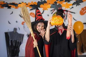 couple heureux d'amour en costumes et maquillage pour une célébration d'halloween photo