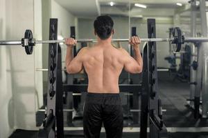 homme culturiste avec gros dos musclé dans la salle de gym photo