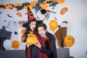 couple heureux d'amour en costumes et maquillage pour une célébration d'halloween photo