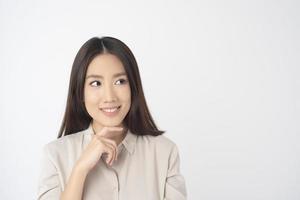 portrait de femme asiatique séduisante sur fond blanc photo