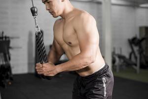 Le bodybuilder de l'homme de remise en forme musculaire est une séance d'entraînement dans une salle de sport photo