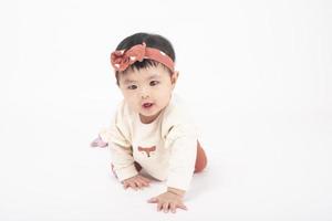 adorable petite fille asiatique est portrait sur fond blanc photo