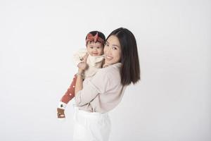 mère asiatique et adorable petite fille sont heureuses sur fond blanc