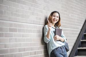 heureux jeune étudiant universitaire asiatique. photo