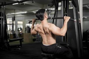 Le bodybuilder de l'homme de remise en forme musculaire est une séance d'entraînement dans une salle de sport photo