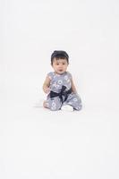 adorable petite fille asiatique est portrait sur fond blanc photo