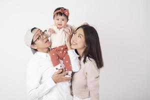 famille asiatique heureuse sur fond blanc photo