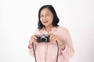 femme plus âgée asiatique sur fond blanc, concept de voyage photo