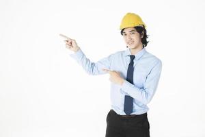 homme d'ingénierie portant un casque jaune sur blanc photo