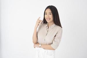 portrait de femme asiatique séduisante sur fond blanc