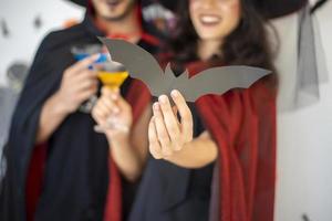 couple heureux d'amour en costumes et maquillage pour une célébration d'halloween photo