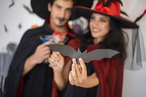 couple heureux d'amour en costumes et maquillage pour une célébration d'halloween photo