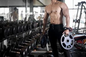 gros plan homme musclé est exercice dans une salle de fitness photo